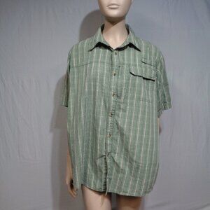 Men's Wrangler green and white plaid button down fishing shirt in size medium.